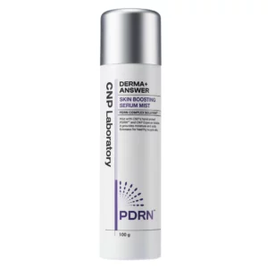 Produkt CNP Laboratory Derma Answer Skin Boosting Serum Mist w białej butelce z metaliczną zakrętką i fioletowymi napisami, widoczny na neutralnym tle.