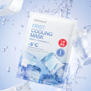 Wizualizacja opakowania Cell Fusion C First Cooling Mask na tle kostek lodu i rozprysków wody, podkreślająca jej chłodzący i odświeżający efekt.