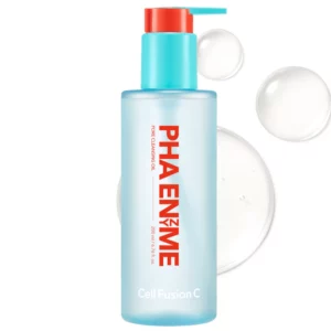 Zbliżenie na butelkę Cell Fusion C PHA Enzyme Pore Cleansing Oil o minimalistycznym designie w odcieniach błękitu, z widocznymi kropelkami produktu w tle.