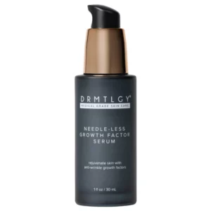 Butelka DRMTLGY Needle-less Growth Factor Serum – serum z 5 peptydami wzrostu, które poprawia jędrność i młodzieńczy wygląd cery.