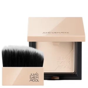 Jung Saem Mool Skin Nuder Pact Clear Light (na białym tle) – minimalistyczne ujęcie pudru w kwadratowym opakowaniu z logo Jung Saem Mool oraz dołączonym pędzlem. Zdjęcie ukazuje czystość i precyzję designu produktu, skupiając uwagę na jego eleganckim, profesjonalnym wyglądzie.
