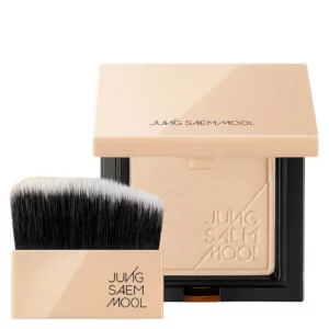 Jung Saem Mool Skin Nuder Pact Satin Nude (na białym tle) – elegancki puder prasowany w beżowym opakowaniu z lśniącą pokrywką i logo marki. W zestawie znajduje się płaski pędzel o czarno-białym włosiu, idealny do precyzyjnej aplikacji. Produkt prezentuje subtelny, satynowy odcień pudru, który podkreśla naturalny blask skóry.