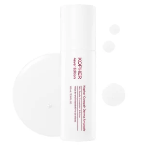 Produkt Kopher Curepair Derma Ampoule przedstawiony na białym tle z rozproszonymi kroplami ampułki, ukazujący jego lekką, wodnistą konsystencję i minimalistyczny design opakowania.