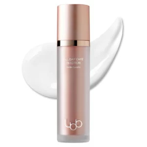 Zdjęcie produktu LBB All Day Care In Lotion Golden Camellia – luksusowa butelka w odcieniu różowego złota z kremową emulsją w tle, symbolizującą nawilżenie i elastyczność skóry.