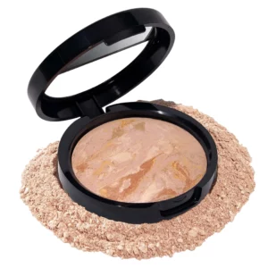 Zdjęcie otwartego pudru Laura Geller Baked Balance-n-Brighten Color Correcting Foundation w czarnej kasetce, otoczonego drobno zmielonym produktem. Widoczna marmurkowa struktura pudru w odcieniach beżu i złota, symbolizująca wypiekaną, jedwabistą formułę.
