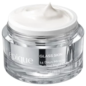Zbliżenie słoiczka kremu Lepique Glass Skin z widoczną kremową konsystencją i etykietą produktu.