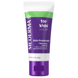 Zbliżenie na fioletowo-zieloną tubkę żelu Mederma for Kids Skin Protectant. Na opakowaniu widoczny napis „Ages 2+”, „Triple Action Formula” oraz informacja, że produkt widocznie zmniejsza wygląd blizn.