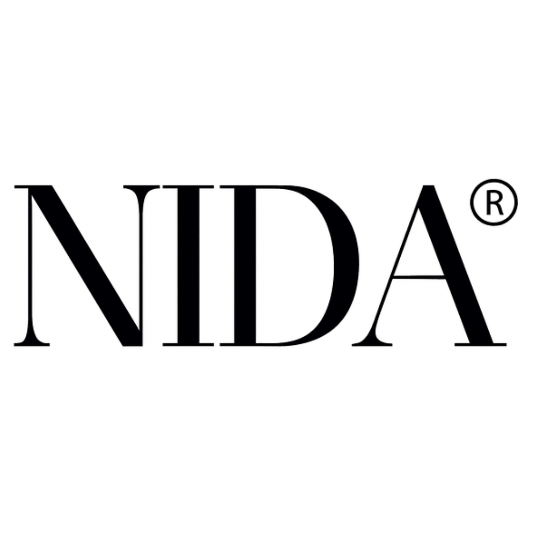 Logo marki NIDA przedstawione na białym tle. Składa się z czarnego napisu „NIDA” zapisanego eleganckim, smukłym fontem szeryfowym, z symbolem ® umieszczonym w górnym prawym rogu litery „A”. Całość ma minimalistyczny, luksusowy charakter.