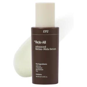 Na zdjęciu widoczna jest butelka serum Dr. Reju-All Advanced Retino-Mela Serum w ciemnobrązowym, eleganckim opakowaniu z jasną nakrętką. Na etykiecie umieszczono nazwę produktu oraz kluczowe składniki: HPR 0.1%, α-bisabolol, niacynamid i TXA (kwas traneksamowy). Obok butelki widoczna jest kropla kremowo-żółtej formuły, ukazująca konsystencję serum. Produkt ma pojemność 30 ml i przeznaczony jest do pielęgnacji skóry wymagającej rozjaśnienia, wygładzenia i działania przeciwzmarszczkowego.