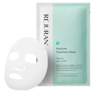 Na zdjęciu widoczna jest saszetka Rejuran Moisture Treatment Mask w kolorze miętowym z czarnym logo marki Rejuran. Obok znajduje się biała płachta maski na twarz, symbolizująca jej formułę nawilżająco-regenerującą z kompleksem PDRx™ (c-PDRN®), przeznaczoną do skóry suchej i wrażliwej.