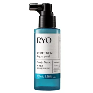 Zbliżenie na pojedynczą butelkę RYO Root:Gen Aqua Peel Scalp Tonic o pojemności 100 ml. Opakowanie w odcieniu głębokiego błękitu z aplikatorem w formie sprayu, utrzymane w minimalistycznym, nowoczesnym designie.