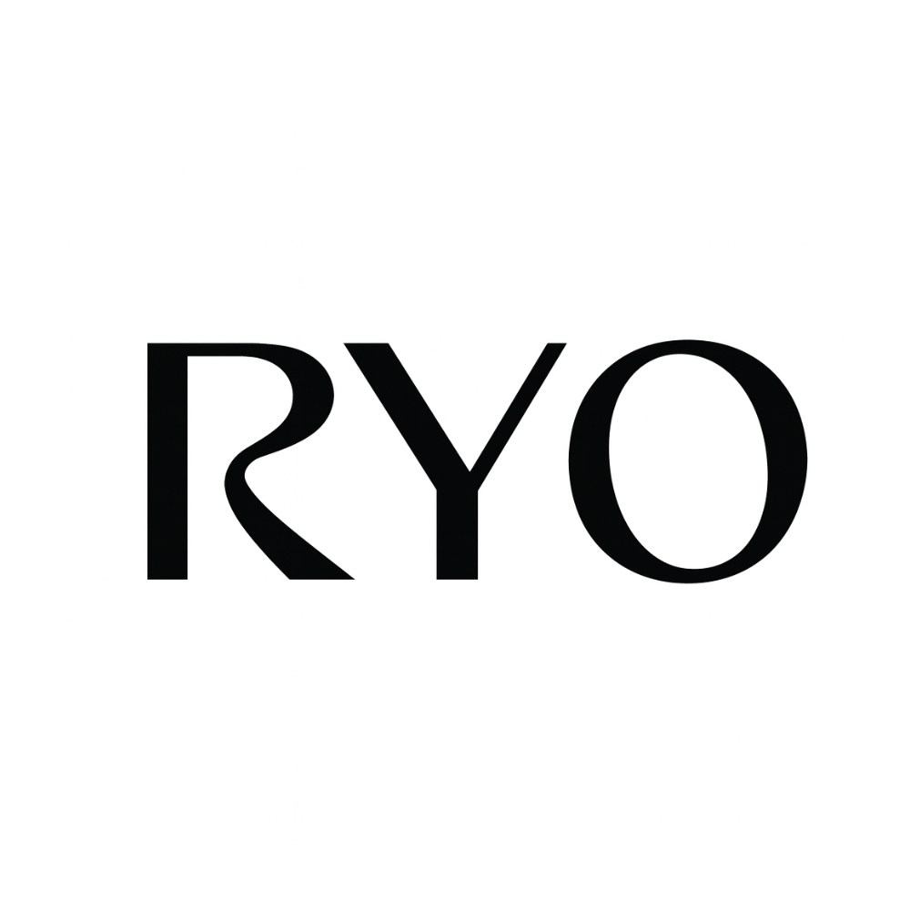 Czarne logo marki RYO na białym tle w minimalistycznym stylu.