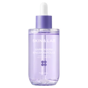 Na zdjęciu znajduje się przezroczysta butelka Skin&Lab Barrierderm Ringer Ampoule w odcieniu jasnego fioletu, z białym napisem i zakraplaczem w lawendowej nakrętce. Produkt ma nowoczesny, minimalistyczny design i zawiera ampułkę nawilżającą do pielęgnacji bariery ochronnej skóry.
