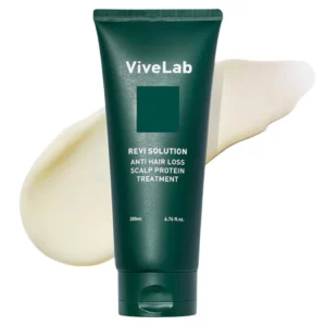 Na zdjęciu widoczna jest zielona tubka kosmetyku ViveLab Revi Solution Anti Hair Loss Scalp Protein Treatment o pojemności 200 ml, ustawiona na tle kremowej konsystencji produktu, rozprowadzonej w tle dla podkreślenia jego formuły.