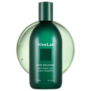 Zielona butelka ViveLab Revi Solution Anti Hair Loss Scalp Shampoo na tle przezroczystego żelu z bąbelkami, ukazującego jego lekką, oczyszczającą formułę.