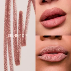 Odcień Skinny Dip — zgaszony różowy nude z brązowym podtonem. Po lewej stronie tekstura kredki, po prawej usta dwóch modelek z efektem aksamitnego, naturalnego matu.