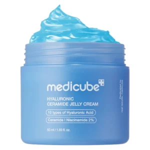 Niebieski słoiczek Medicube Hyaluronic Ceramide Jelly Cream z widoczną, błękitną, żelową konsystencją wystającą ponad krawędź opakowania, ustawiony na czystym, białym tle.