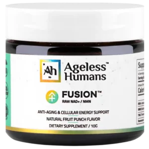 Brązowy słoiczek Ageless Humans Fusion NAD+ / NMN sfotografowany na białym tle, z wyraźnie widoczną białą etykietą, kolorowym logo marki oraz informacją o wsparciu energii komórkowej i formule anti-aging o smaku fruit punch.