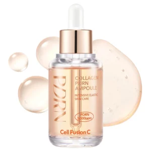 Szklana butelka serum Cell Fusion C Collagen PDRN Ampoule z pipetą, otoczona kroplami produktu na jasnym, perłowym tle.
