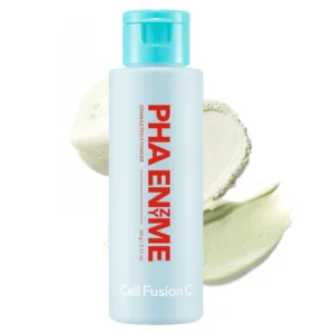 Butelka Cell Fusion C PHA Enzyme Granule Peels Powder na tle zielonej maski w proszku – minimalistyczne, czyste ujęcie produktu do pielęgnacji porów.