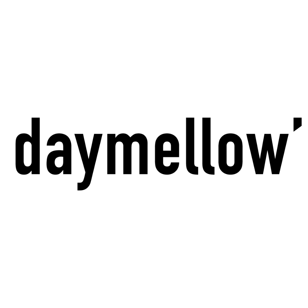 Logo marki Daymellow – czarny napis na białym tle, koreańska marka kosmetyczna specjalizująca się w pielęgnacji barierowej i kojącej skóry.