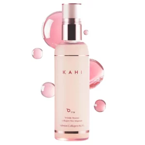 Różowa butelka KAHI Wrinkle Bounce Collagen Mist Ampoule z kroplami esencji w tle – mgiełka kolagenowa z łososia 86,5% dla elastycznej, promiennej skóry.