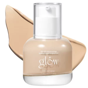 Zbliżenie na butelkę Glow Breathable Blemish Balm nałożoną na beżowy smear produktu w tle, prezentujące odcień i konsystencję.