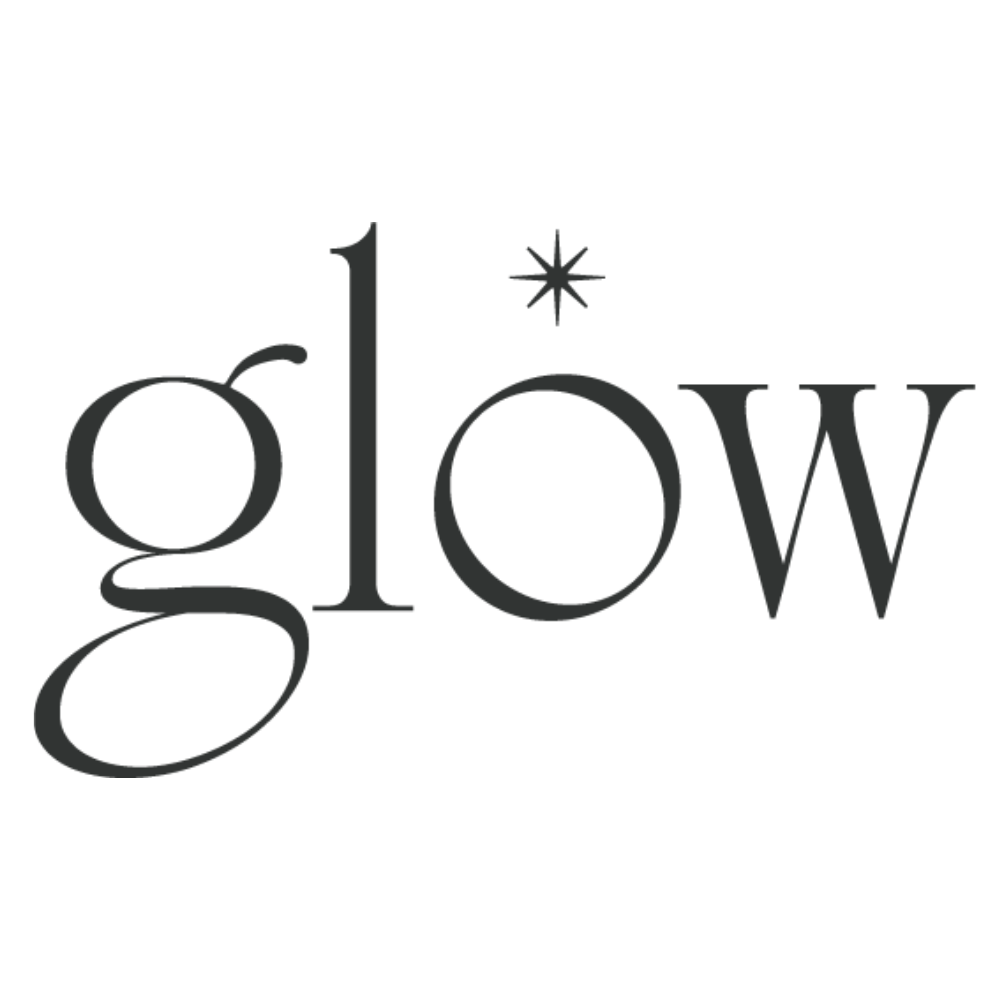 Minimalistyczne, czarne logo marki Glow z charakterystyczną gwiazdką nad literą ‘o’, umieszczone na białym tle.