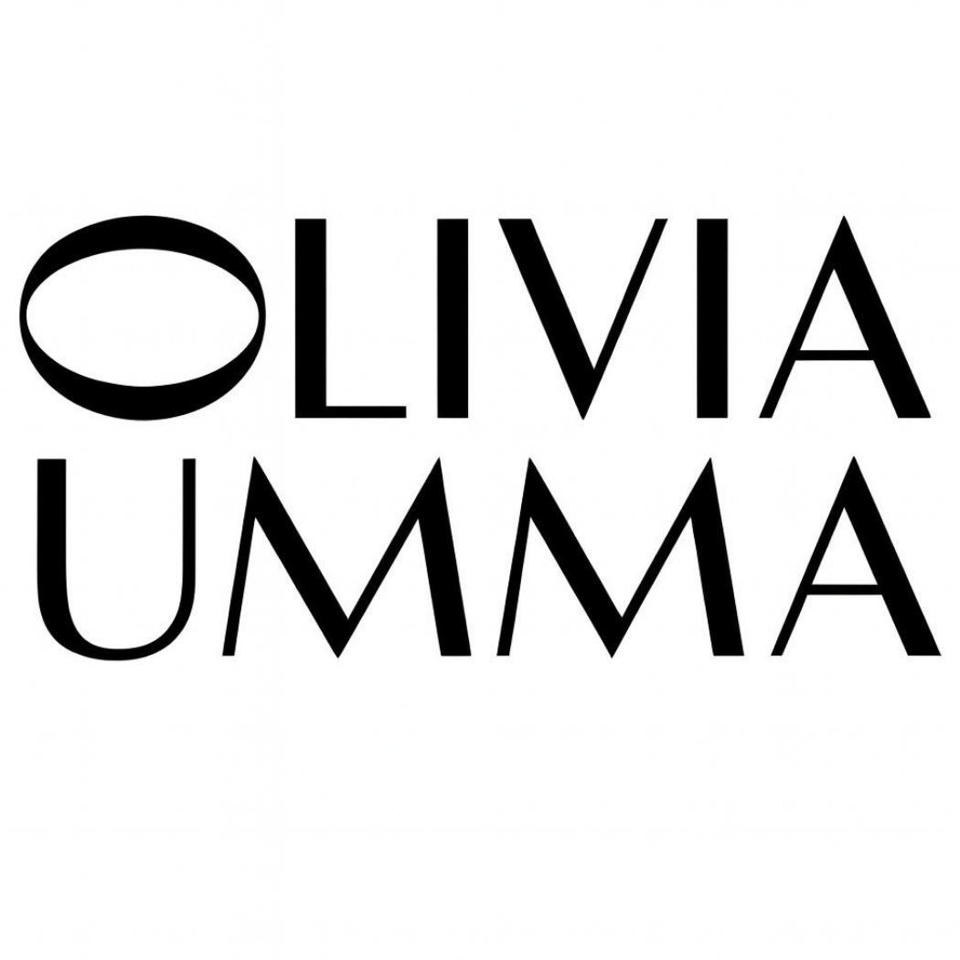 Czarne logo OLIVIA UMMA zapisane dużymi, eleganckimi literami na białym tle, z charakterystycznym owalnym kształtem zastępującym literę „O”.