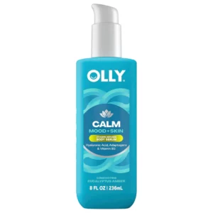 Duża, niebieska butelka OLLY Calm Mood + Skin Body Serum 236 ml z białą pompką i etykietą przedstawiającą turkusowe fale oraz opis „Hyaluronic Acid, Adaptogens & Vitamin B3”.