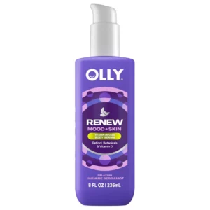Duża, fioletowa butelka OLLY Renew Mood + Skin Body Serum 236 ml z białą pompką i okrągłym, fioletowo-różowym wzorem na etykiecie.