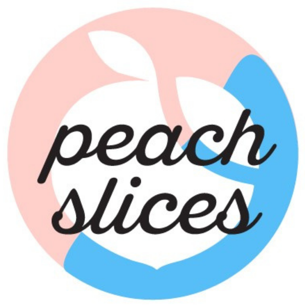 Logo marki Peach Slices — stylizowany biały kształt brzoskwini w pastelowym okręgu w kolorach różowym i błękitnym, z czarnym napisem „peach slices” w miękkiej, zaokrąglonej czcionce.