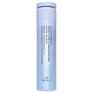 Butelka R+Co Bleu Scalp Therapy Densifying & Rebalancing Leave-In Mist w odcieniach srebra i błękitu, ustawiona pionowo na jasnym tle.