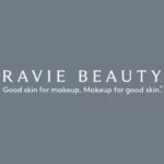 Logo Ravie Beauty na czarnym tle, z białym napisem „RAVIE BEAUTY” oraz tagline’em „Good skin for makeup. Makeup for good skin.