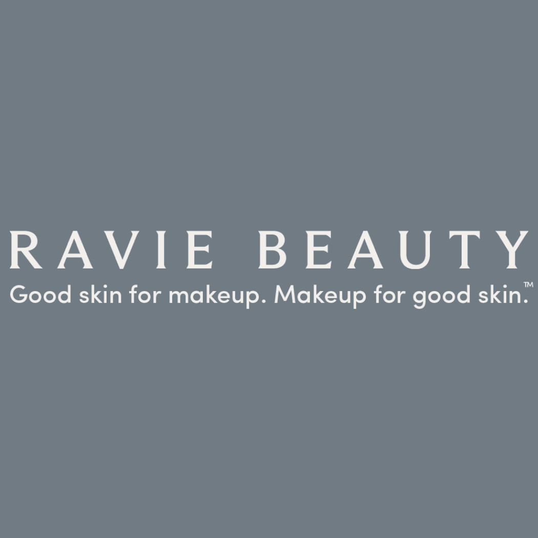 Logo Ravie Beauty na czarnym tle, z białym napisem „RAVIE BEAUTY” oraz tagline’em „Good skin for makeup. Makeup for good skin.