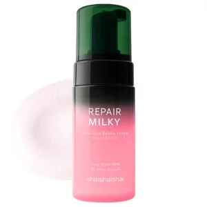 Produkt Shaishaishai Repair Milky Urea Glow Bubble Serum sfotografowany na białym tle z różową pianką w tle, podkreślający lekką i kremową konsystencję serum.