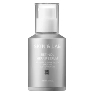 Skin & Lab Retinol Repair Serum w eleganckiej srebrnej butelce z pompką i matowym wykończeniem, widoczne logo marki oraz opis kluczowych składników aktywnych na etykiecie.