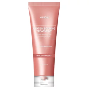 Różowo-koralowa tubka KUNDAL Protein Bonding Treatment w wersji Violet Muguet stoi pionowo na białym tle. Minimalistyczne opakowanie z białymi napisami podkreśla regenerującą kurację proteinową do włosów zniszczonych.