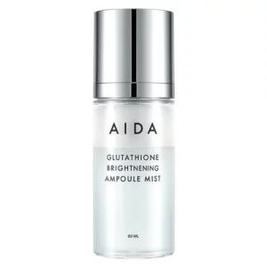 Na obrazie widoczna jest przezroczysta butelka z metaliczną nakrętką, zawierająca mgiełkę do twarzy AIDA Glutathione Brightening Ampoule Mist o pojemności 60 ml.
