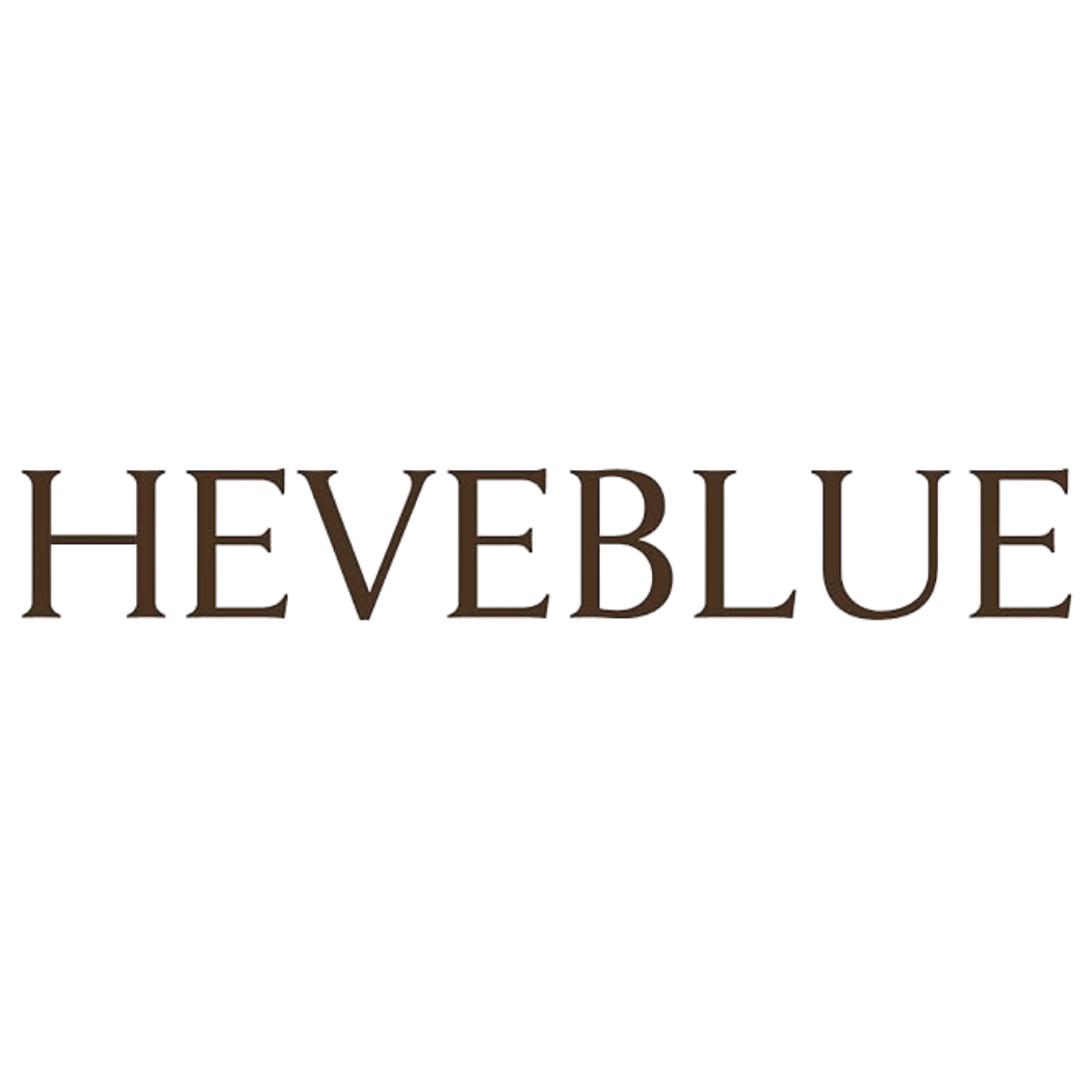 Logo marki HeveBlue w formie prostego, eleganckiego napisu brązową, szeryfową czcionką na białym tle.”