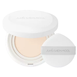 Jung Saem Mool Pro Lasting Fix Cushion SPF 50 w najjaśniejszym odcieniu Snow, zaprezentowany w otwartym białym kompakcie z gąbeczką.
