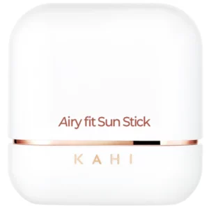 Zamknięty sztyft przeciwsłoneczny KAHI Airy Fit Sun Stick SPF50+ w białej, minimalistycznej obudowie z różowo-złotym detalem.