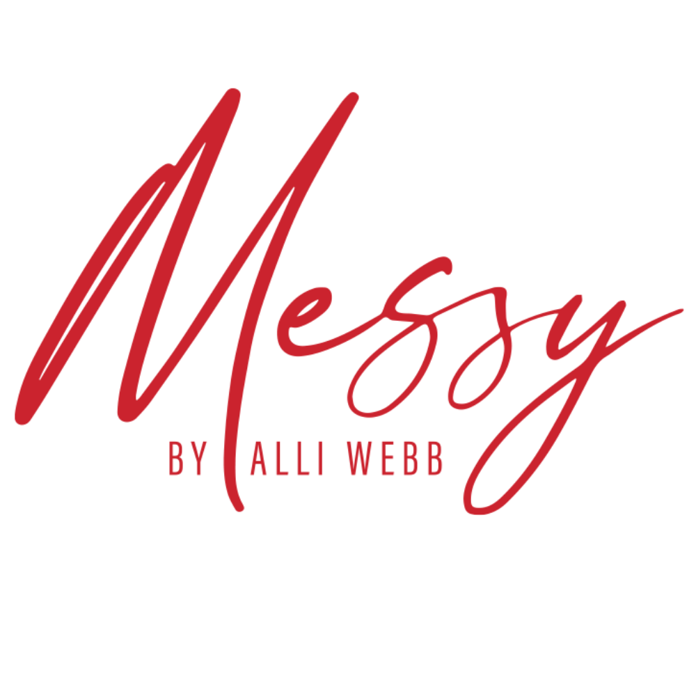 Efekt przed i po użyciu Messy by Alli Webb Instant Silk Revival Spray na włosach prostych – wygładzenie i blask końcówek.