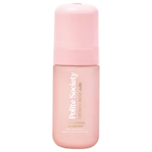 Polite Society French Rose Milk Moisturizing Glaze Mist – różana mgiełka nawilżająca do twarzy, opakowanie na białym tle.