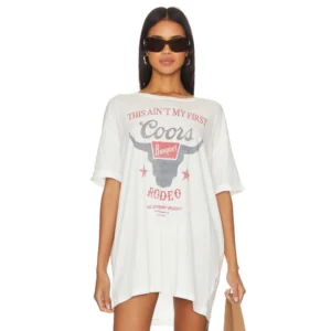 Start 196 Przód oversize’owego T-shirtu The Laundry Room x Revolve z nadrukiem Coors Banquet i motywem rodeo.