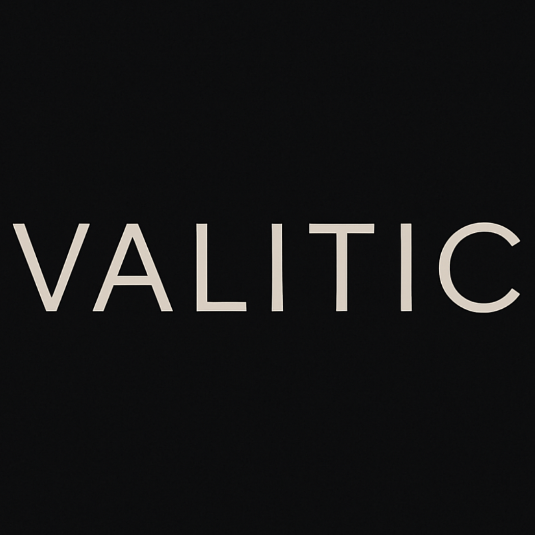 Logo marki valitic, złoty napis na czarnym tle.