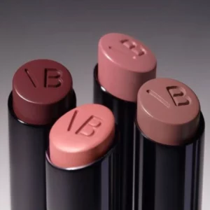 makeup 5 Zestaw szminek Victoria Beckham Posh Lipstick – kilka odcieni w czarnych tubach, widok z góry na tłoczone końcówki pomadek, minimalistyczna estetyka.