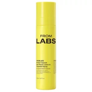 Jednorodne białe tło z gładką strukturą, na nim w pionowej pozycji puszka FROMLABS Protein Capsule Leave‑In Treatment Spray.