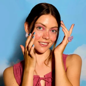 Fazit Daisy Daze Speckles na twarzy – różowo-fioletowe piegi z motywem kwiatów, subtelny shimmer na skórze, naturalny i radosny makijaż inspirowany latem.