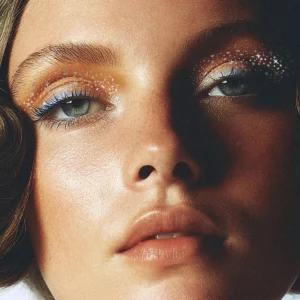 Fazit Silver Eye Speckles na oczach – symetryczny makijaż powiek z metalicznymi srebrnymi drobinkami, efekt retro glam i nowoczesnego glow, editorial beauty look.